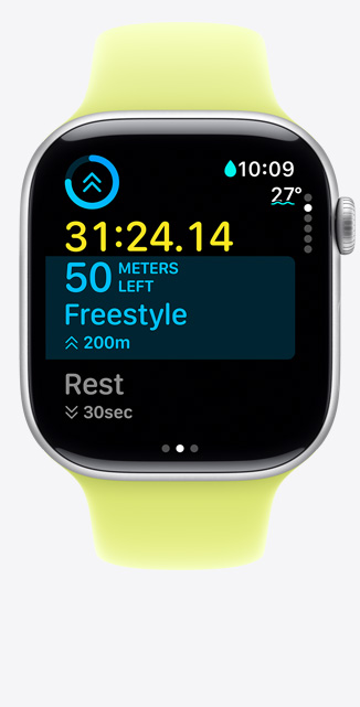 Apple Watch Series 11 ezüstszín? alumíniumtokkal, az egyéni edzés képerny?jén medencés úszás k?vetése látszik, a kijelz?n mér?számok, neonsárga sportszíj