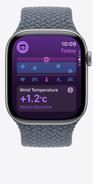 Apple Watch Series 11 palaszürke titántokkal, Vitális jelek app, egészséggel kapcsolatos pontszámokat ábrázoló diagram, értesítés a viszonyítási alaphoz képest magasabb csuklóh?mérsékletr?l, jobb oldali nézet, Digital Crown, acélkék fonott k?rpánt