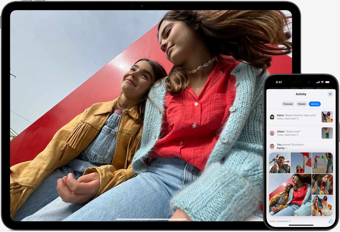 Layar iPad dan iPhone yang menampilkan Foto?iCloud seorang ayah bersama dua putrinya di pantai