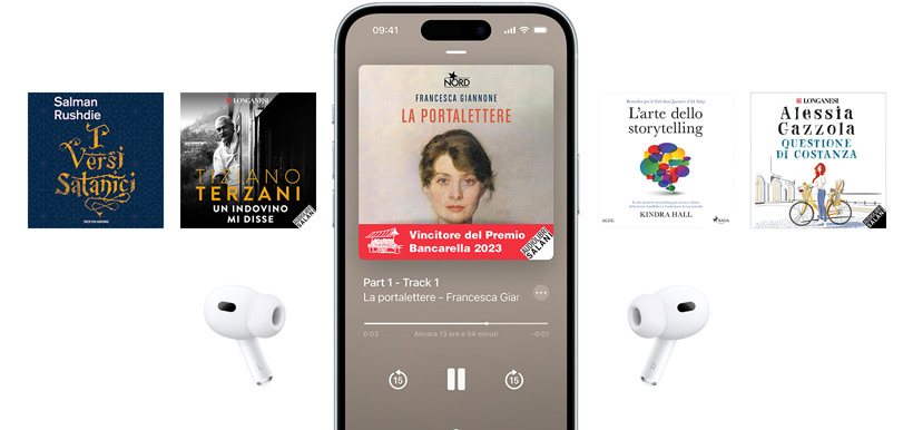 Il display di un iPhone è al centro e mostra un audiolibro nell’app Libri. Intorno al telefono ci sono copertine di audiolibri disposte in una sequenza orizzontale.