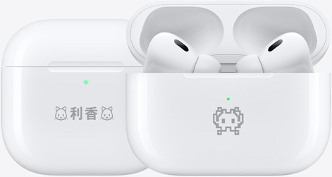 絵文字の例が刻印された2つのAirPods 4の充電ケース。1つには「利香」というテキストの両側(cè)に貓の絵文字が刻印され、もう1つにはカニの絵文字が刻印されている