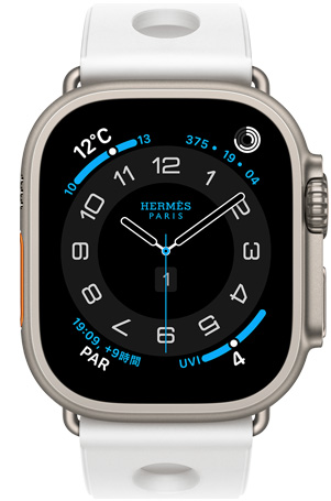 ナチュラルチタニウムケースのApple Watch Hermès Ultra 3、Hermès Circulaireの文字盤に、天気、アクティビティリング、パリの時(shí)間、UV指數(shù)のコンプリケーションが表示されている。白のスキュブHダイビングストラップが付いている