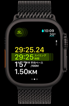 マルチスポーツ機(jī)能の一環(huán)として、スイミングの時(shí)間、ペース、距離を表示しているApple Watch Ultra 2
