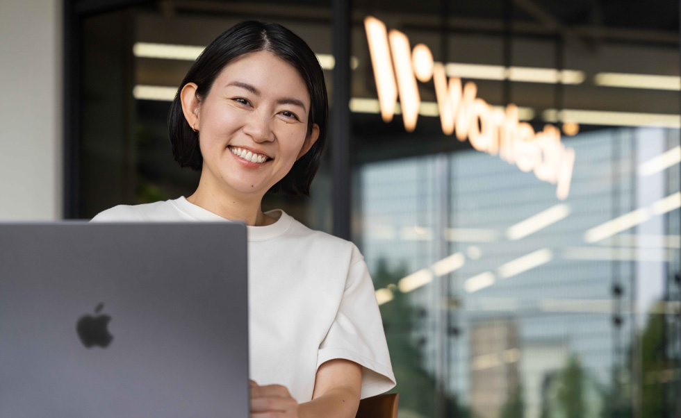 創(chuàng)業(yè)者兼CEOの仲暁子氏は、社員の働きやすさや使いやすさを考え、Macを選んでいます。