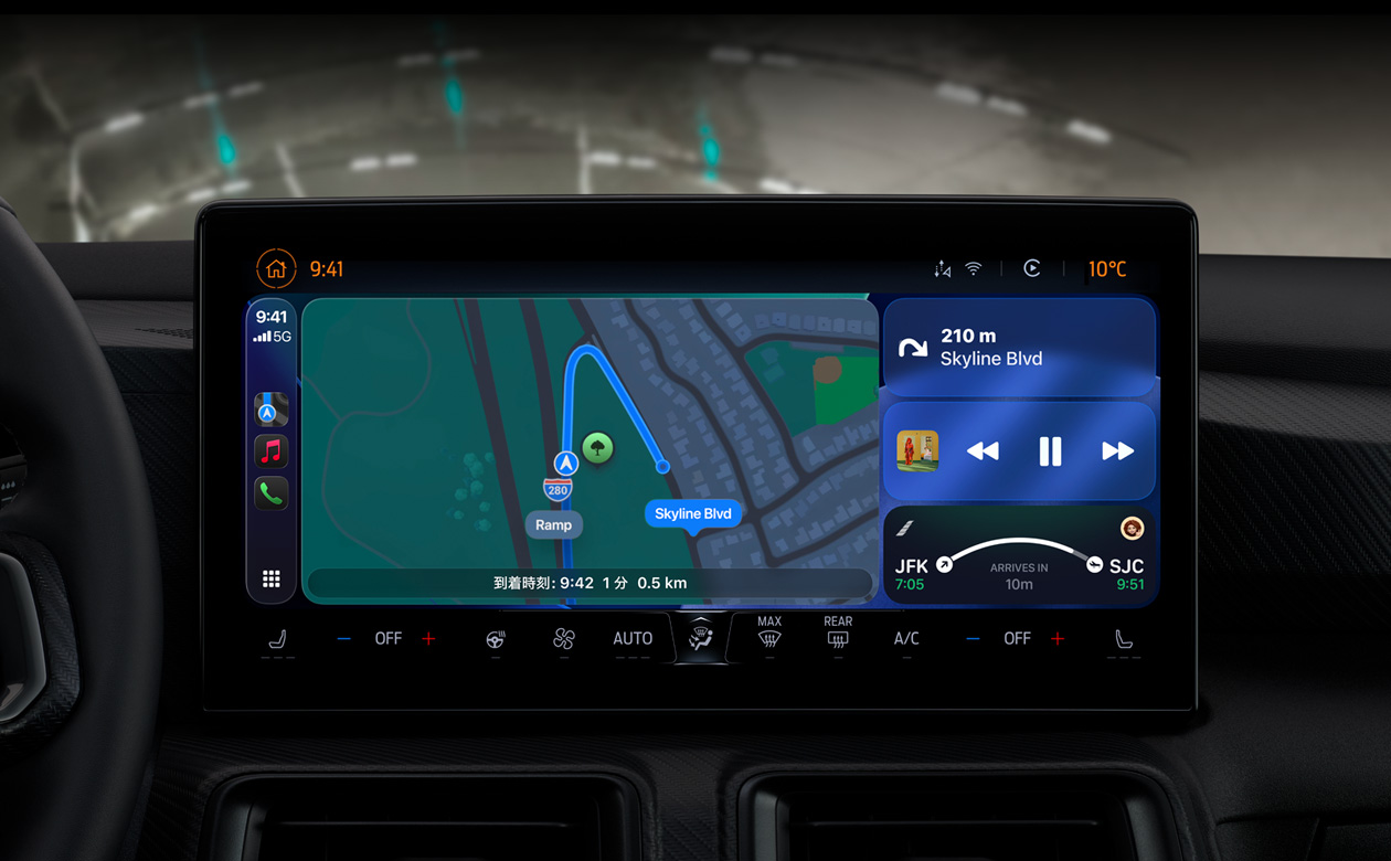車內(nèi)のCarPlayに、マップの道順、Apple Music、フライト情報(bào)、ウィジェットが表示されている