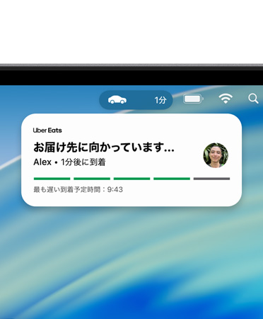 Macデバイスの畫(huà)面上部に、Uber Eatsのライブアクティビティが展開(kāi)されたメニューバーが表示されている