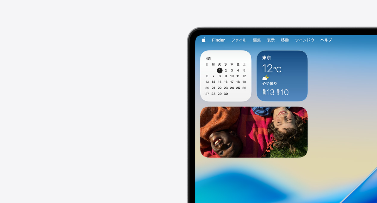 Macデバイスの畫(huà)面左上に透明なメニューバー、通知センターに天気、カレンダー、寫(xiě)真のアプリのウィジェットがLiquid Glassバージョンで表示されている