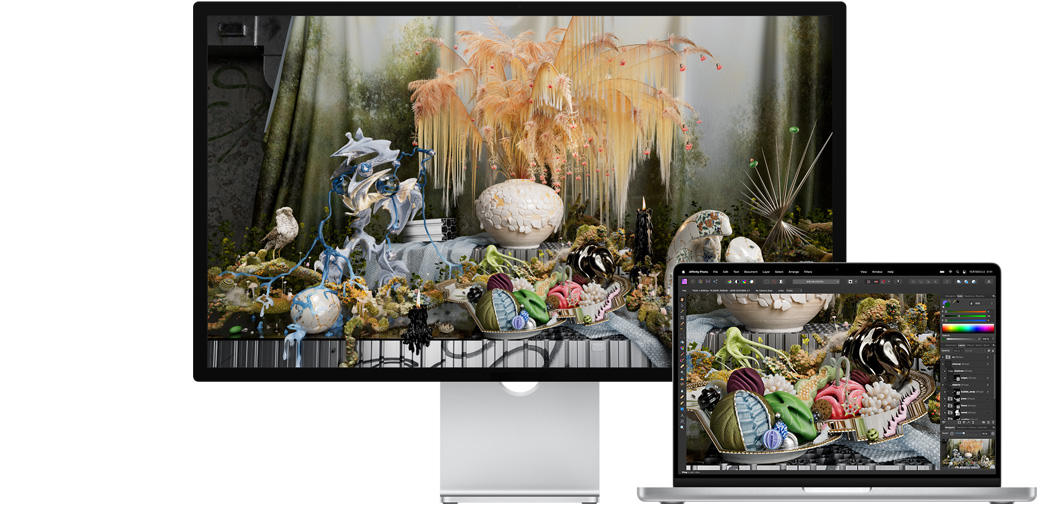 Studio Displayとその橫に置かれた14インチMacBook Proが、Affinity Photoのプロジェクトを表示している。