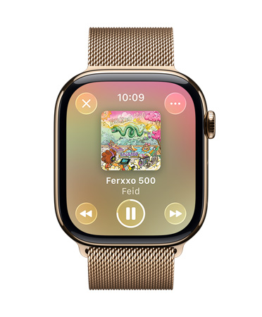 Apple Watch de titanio color oro con una correa estilo milanés, en cuya pantalla se ve la reproducción de una canción en Apple Music, así como el dise?o translúcido de los controles en Liquid Glass