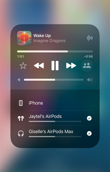 螢?zāi)唤貓D展示兩對不同的 AirPods 播放 Apple Music 上同一首歌。