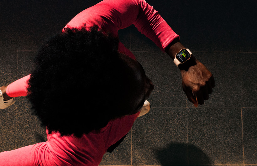 一個(gè)人在跑步時(shí)，利用 Apple Watch Series 11 的體能訓(xùn)練 app 查看進(jìn)度