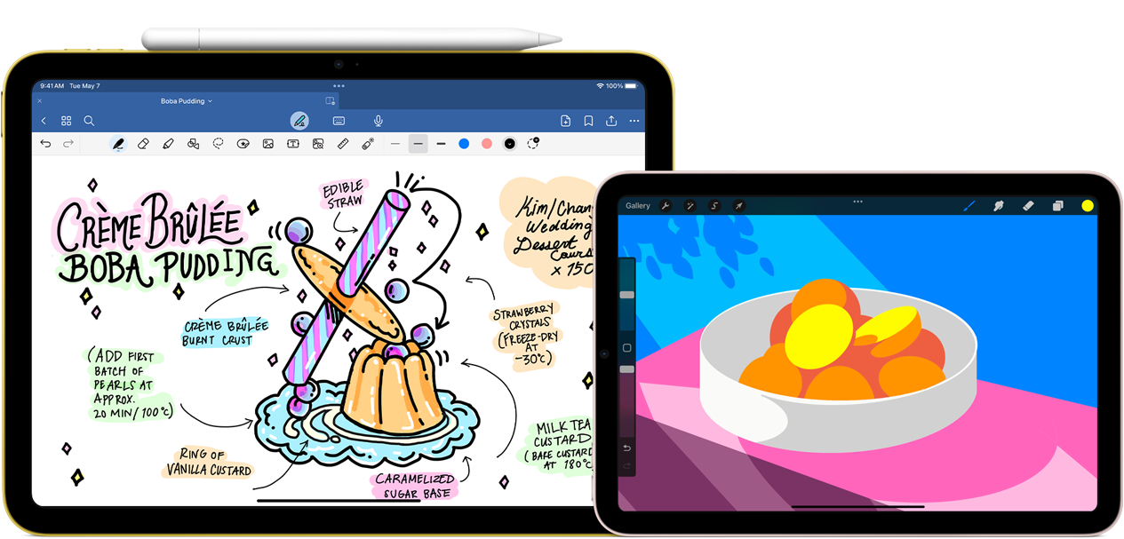 左側是橫向放置的 iPad，螢幕正顯示附有筆記和畫作的圖像；頂端貼合著 Apple Pencil USB-C。右側是橫向放置的 iPad mini，展示著以 ProCreate 繪製的彩色插圖。