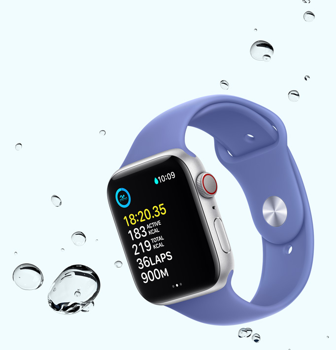 Apple Watch SE 展示游泳體能訓(xùn)練畫面，裝置附近有些水滴。