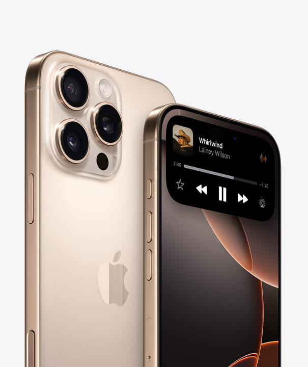 沙漠色鈦金屬 iPhone 16 Pro 的背面，展示三個相機(jī)鏡頭；前方是另一部 iPhone 16 Pro，顯示器畫面展示動態(tài)島的功能。