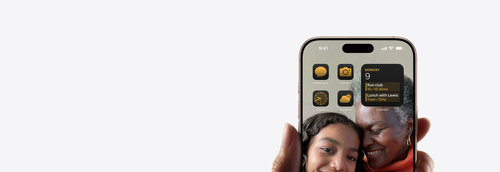 一隻手握著 iPhone 16 Pro，螢?zāi)徽故局鳟嬅娴南嗥?、圖像及小工具。