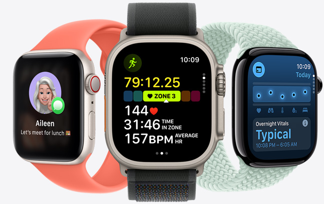 三款 Apple Watch 型號(hào)，中間是原色配襯黑色錶帶，錶面顯示正在進(jìn)行跑步訓(xùn)練和心率統(tǒng)計(jì)資料。右邊是亮黑色配襯碧藍(lán)色錶帶，錶面顯示維生指數(shù)。左邊的是星光色配襯柑橘色錶帶，錶面顯示 Genmoji
