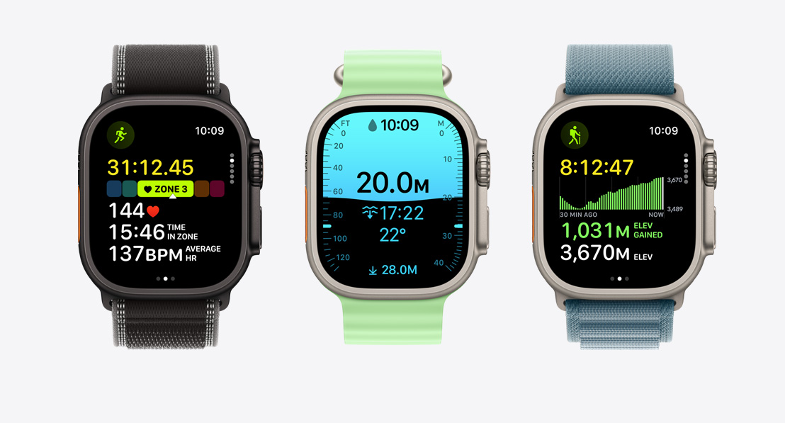 三款 Apple Watch Ultra 3 裝置，分別配備原色鈦金屬錶殼和黑色鈦金屬錶殼，並配搭黑色配木炭色越野手環(huán)、霓虹綠色海洋錶帶和錨鐵藍(lán)色登峰手環(huán)；螢?zāi)环謩e顯示三種體能訓(xùn)練 app 畫面：跑步、水肺潛水和遠(yuǎn)足