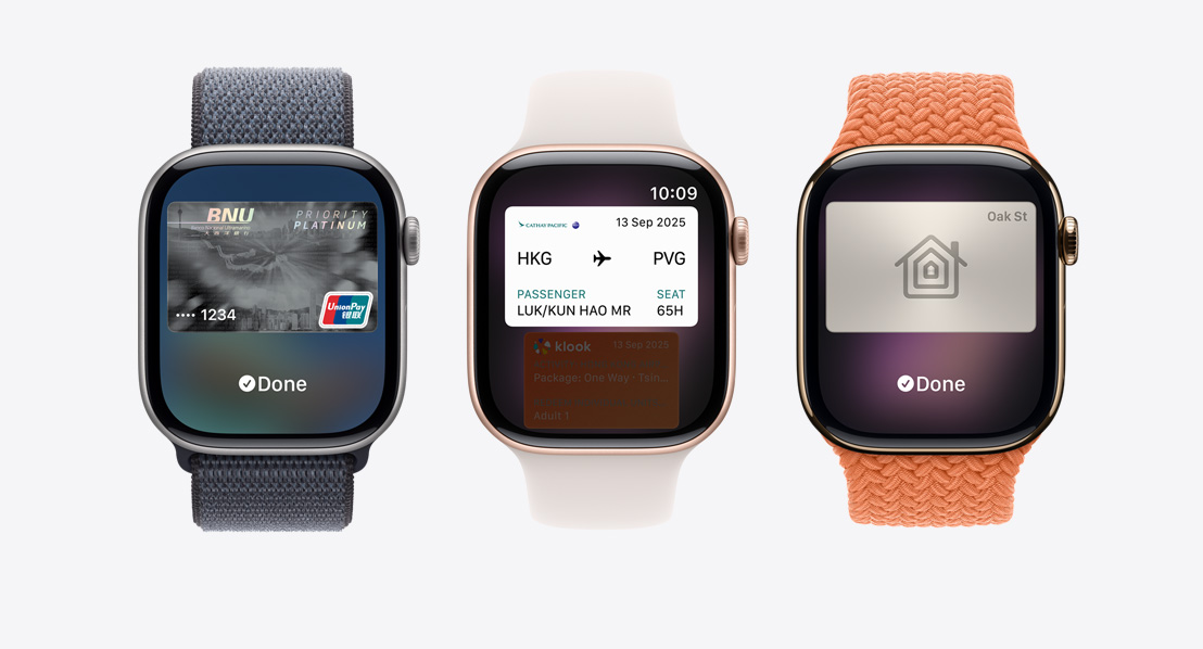 三款 Apple Watch Series 11 裝置，分別配備銀色鋁金屬錶殼、玫瑰金色鋁金屬錶殼和金色鈦金屬錶殼，並配搭錨鐵藍(lán)色運(yùn)動(dòng)手環(huán)、淡胭脂色運(yùn)動(dòng)錶帶和薑黃色編織單圈手環(huán)；螢?zāi)环謩e顯示 Apple Pay 畫面、Apple 銀包和交通卡，以及家居鎖匙卡