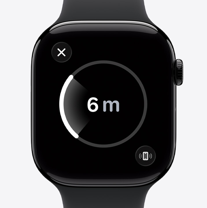 Apple Watch Series 11，拋光亮黑色鋁金屬錶殼，配搭黑色運(yùn)動(dòng)錶帶，螢?zāi)伙@示精準(zhǔn)尋找功能畫面，以及遺失電話的預(yù)計(jì)距離