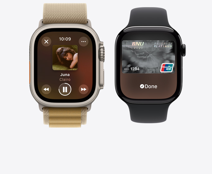 Apple Watch Ultra 2 及 Apple Watch Series 10 的正面，分別顯示正在播放音樂及以 Apple Pay 使用信用卡交易。