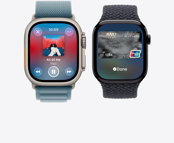 Apple?Watch Ultra?3，原色鈦金屬錶殼，螢?zāi)徽故?Apple Music app 的正在播放畫面，Apple Watch Series 11，拋光亮黑色鋁金屬錶殼，螢?zāi)徽故?Apple Pay 的畫面