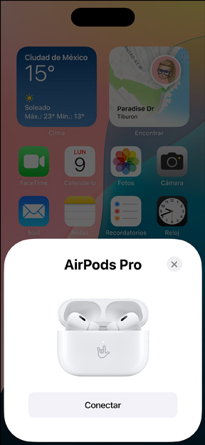 AirPods Pro dentro de un estuche de carga MagSafe junto a un iPhone. Un peque?o cuadro en la pantalla de inicio del iPhone muestra una ventana emergente con un botón para enlazar fácilmente los AirPods al tocarlo.