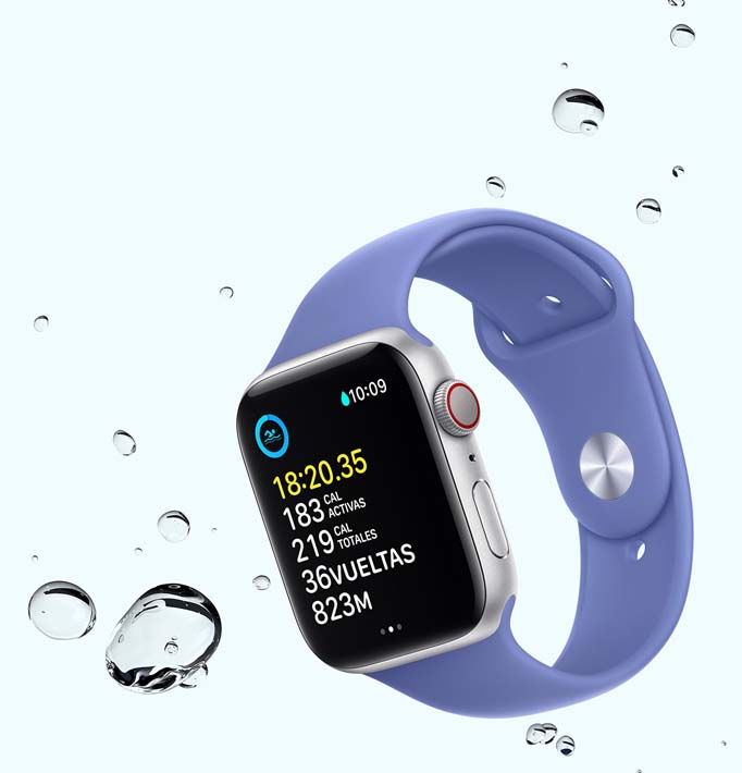 Un Apple Watch SE muestra un entrenamiento de natación con gotas de agua alrededor del dispositivo.