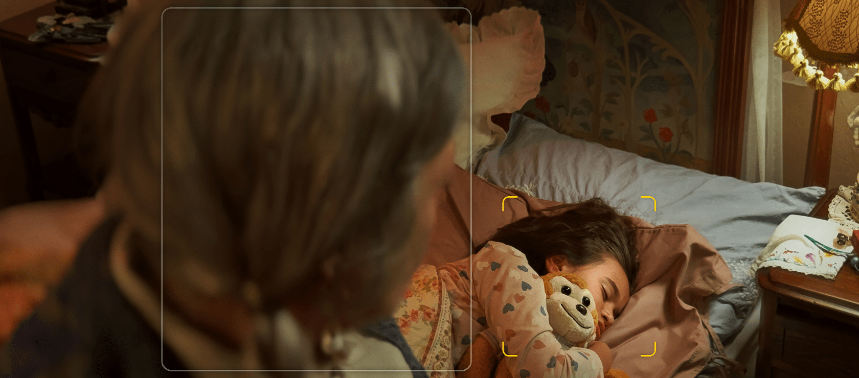 Imagen de la abuela acostando a su nieta