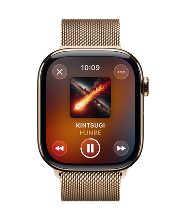 Apple Watch de titanio color oro con una correa estilo milanés, en cuya pantalla se ve la reproducción de una canción en Apple Music, así como el dise?o translúcido de los controles en Liquid Glass