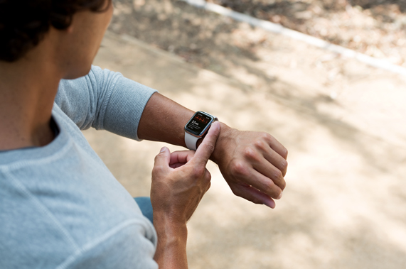 Un cliente realizando un electrocardiograma con su Apple Watch. 