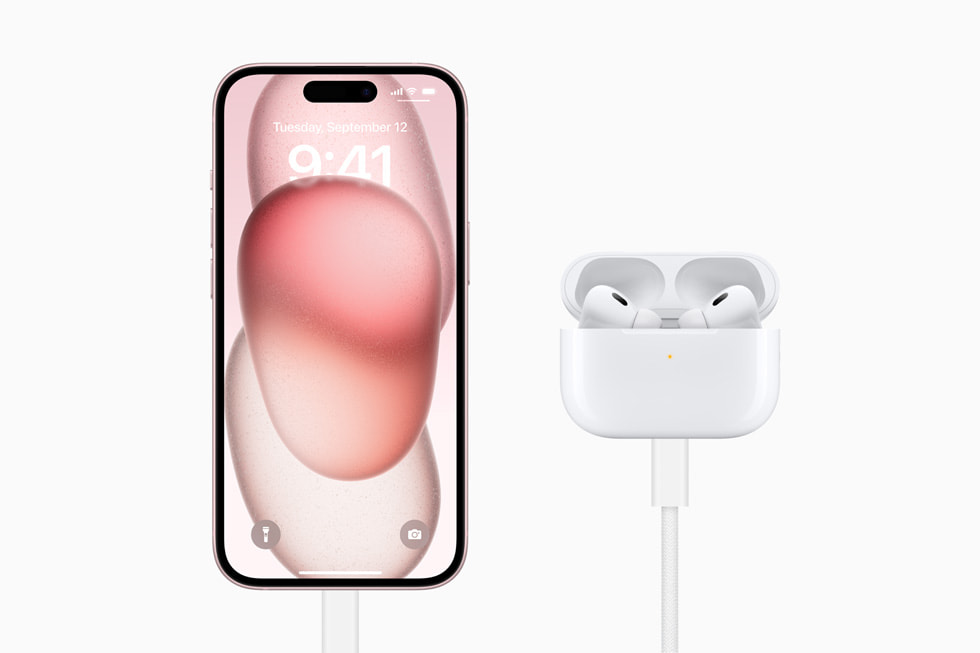 AirPods Pro (2. nesil) yan?nda bir iPhone 15 g?steriliyor.