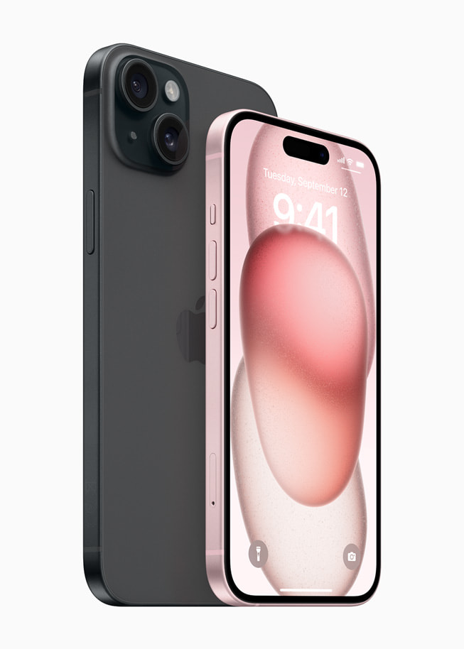 Siyah iPhone 15 Plus’?n arkadan g?rünümü ve yan?nda pembe iPhone 15’in ?nden g?rünümü.