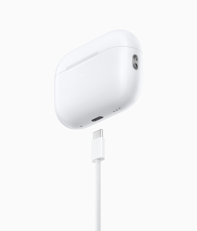 Güncellenen AirPods Pro (2. nesil), ?arj kutusu ve USB-C ?arj kablosuyla birlikte g?steriliyor.