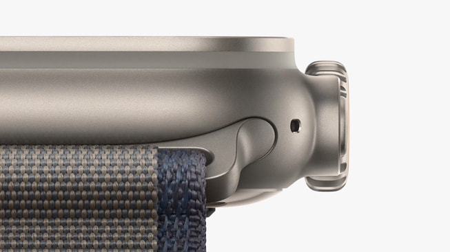 Apple Watch Ultra 2’nin kay??la bulu?tu?u an?n yak?n ?ekim detayl? g?rünümü.