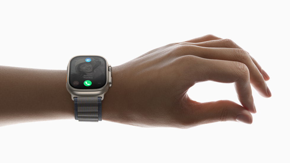 Bile?ine tak?l? Apple Watch Ultra 2’de ?ift dokunu? hareketi ger?ekle?tiren bir kullan?c? g?steriliyor.
