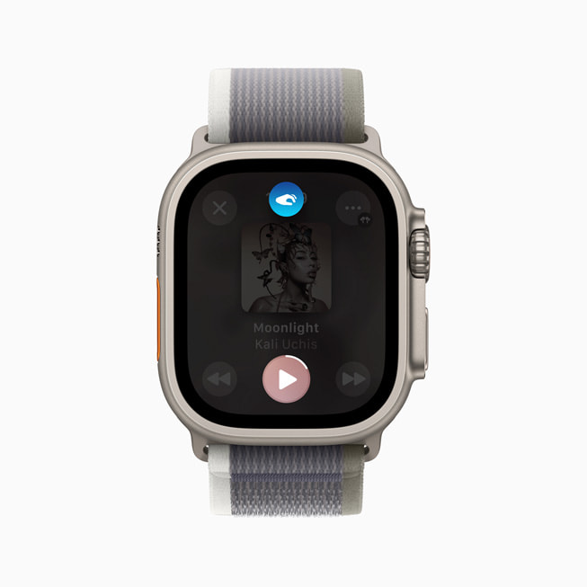 Bir kullan?c?n?n Apple Watch Ultra 2 ayg?t?nda bir ?ark? ?al?yor.