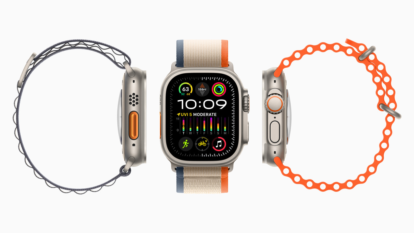 Beyaz bir arka plan?n ?nünde ikisi yandan, biri ise ?nden olmak üzere ü? Apple Watch Ultra 2 ayg?t? g?steriliyor.