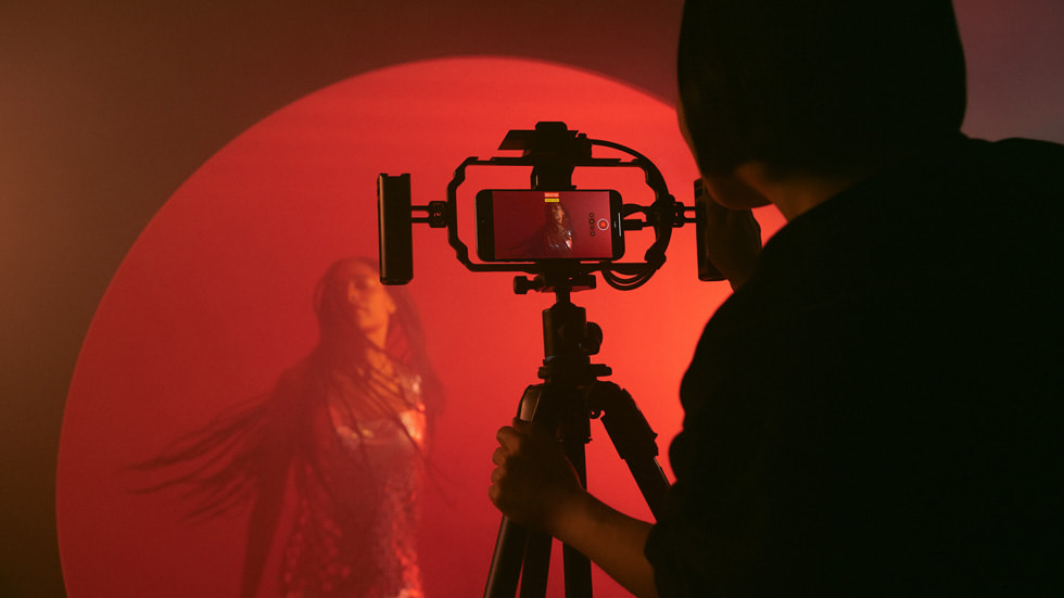 iPhone 15 Pro ile ProRes video kayd? yapan bir videografiker.