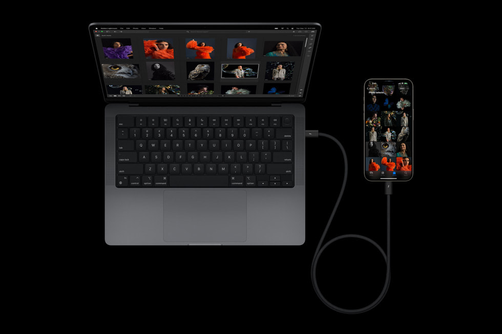 USB-C kablosuyla MacBook Pro’ya ba?lanm?? bir iPhone 15 Pro.