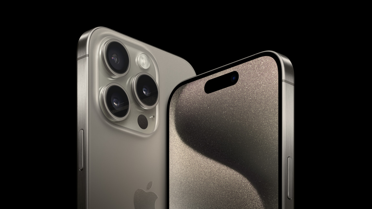 Natürel titanyum rengindeki iPhone 15 Pro ve iPhone 15 Pro Max.