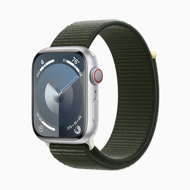 Gümü? rengi alüminyum kasa Apple Watch Series 9 ve ye?il Spor Loop.