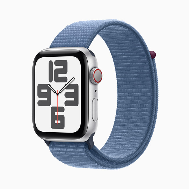 Gümü? rengi alüminyum kasa Apple Watch SE ve mavi Spor Loop.