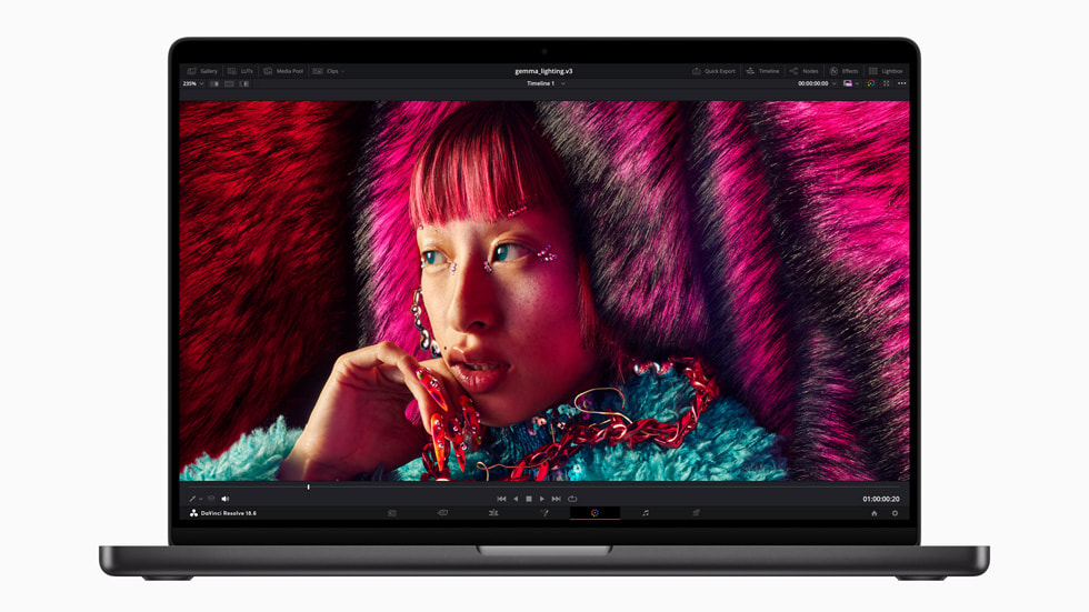 MacBook Pro’da bir video düzenleme i? ak???n?n par?as? olan pembe sa?l? bir ki?i g?steriliyor.
