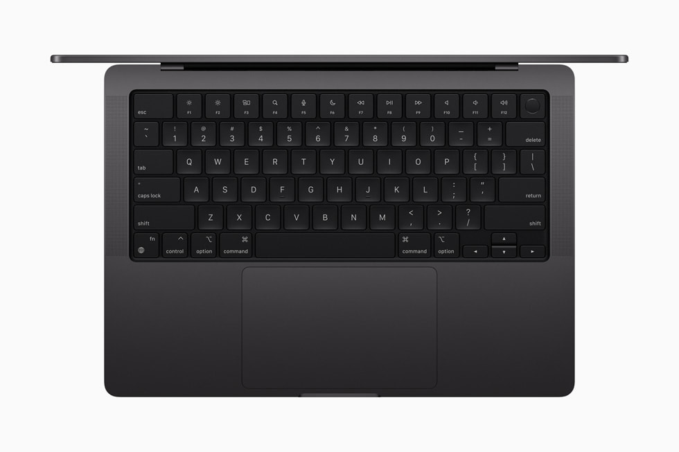Uzay siyah? yeni MacBook Pro yukar?dan klavyeye odaklanm?? bir ?ekilde g?steriliyor.