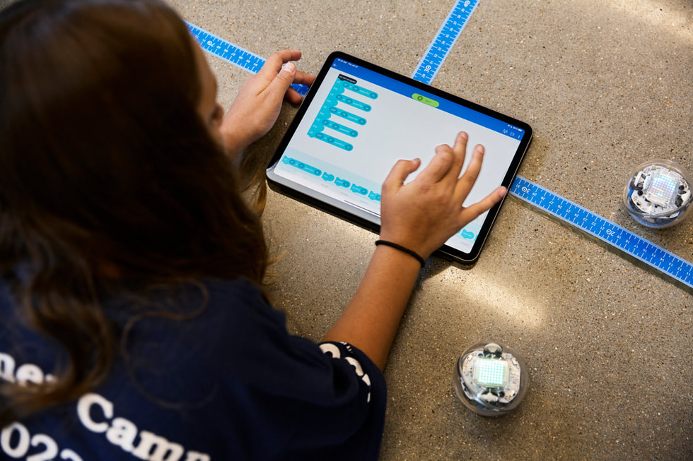 Una estudiante usa un iPad para programar un robot Sphero en el campamento de verano en tecnología en el Houston Community College.