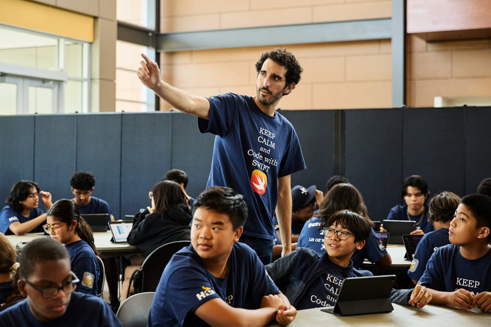 Un instructor lidera una sesión en el campamento de verano en tecnología en el Houston Community College.