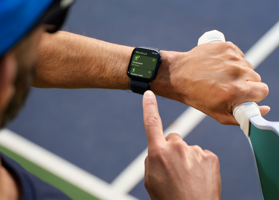 Apple Watch’a bakan bir pickleball oyuncusu g?steriliyor.