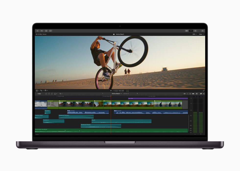 Bir kullan?c?n?n Mac i?in Final Cut Pro i? ak???nda kullan?c?n?n zaman ekseni g?steriliyor.