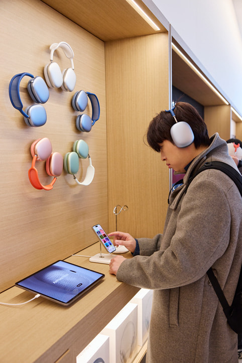 Khách hàng ?ang nghe th? dòng s?n ph?m AirPods Max. 
