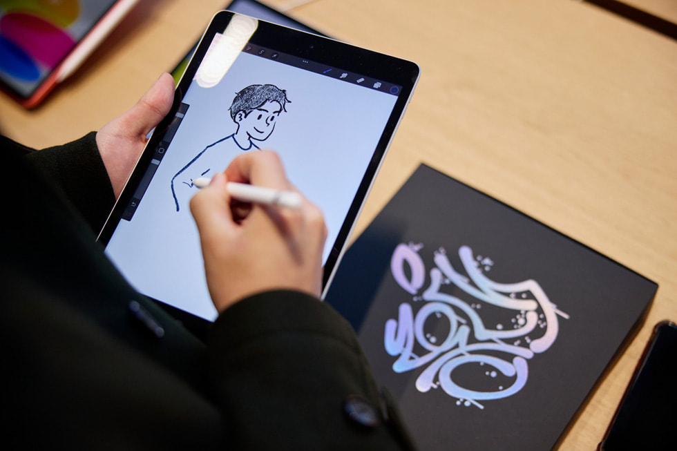 Khách hàng ?ang dùng Apple Pencil ?? sáng t?o trên iPad. 